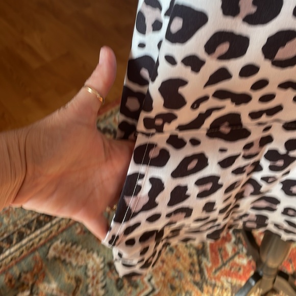 T2D Animal print sweatshirt tunic w/kangaroo pocket Size Large. NWOT - Picture 2 of 4